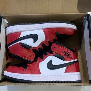 Toddler Jordan 1 mid sneakers